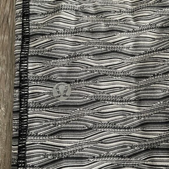 Lululemon Speed Tight II Textured Wave Black Silver Spoon / Black - Size: 6 - Picture 13 of 13
